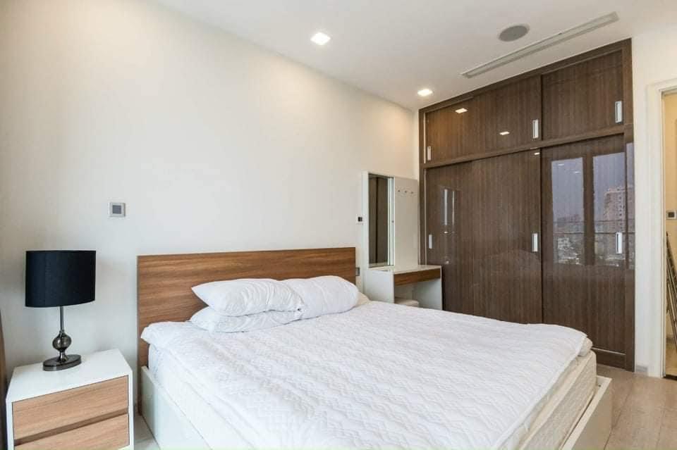 One bedroom for rent at Vinhomes Golden River high floor